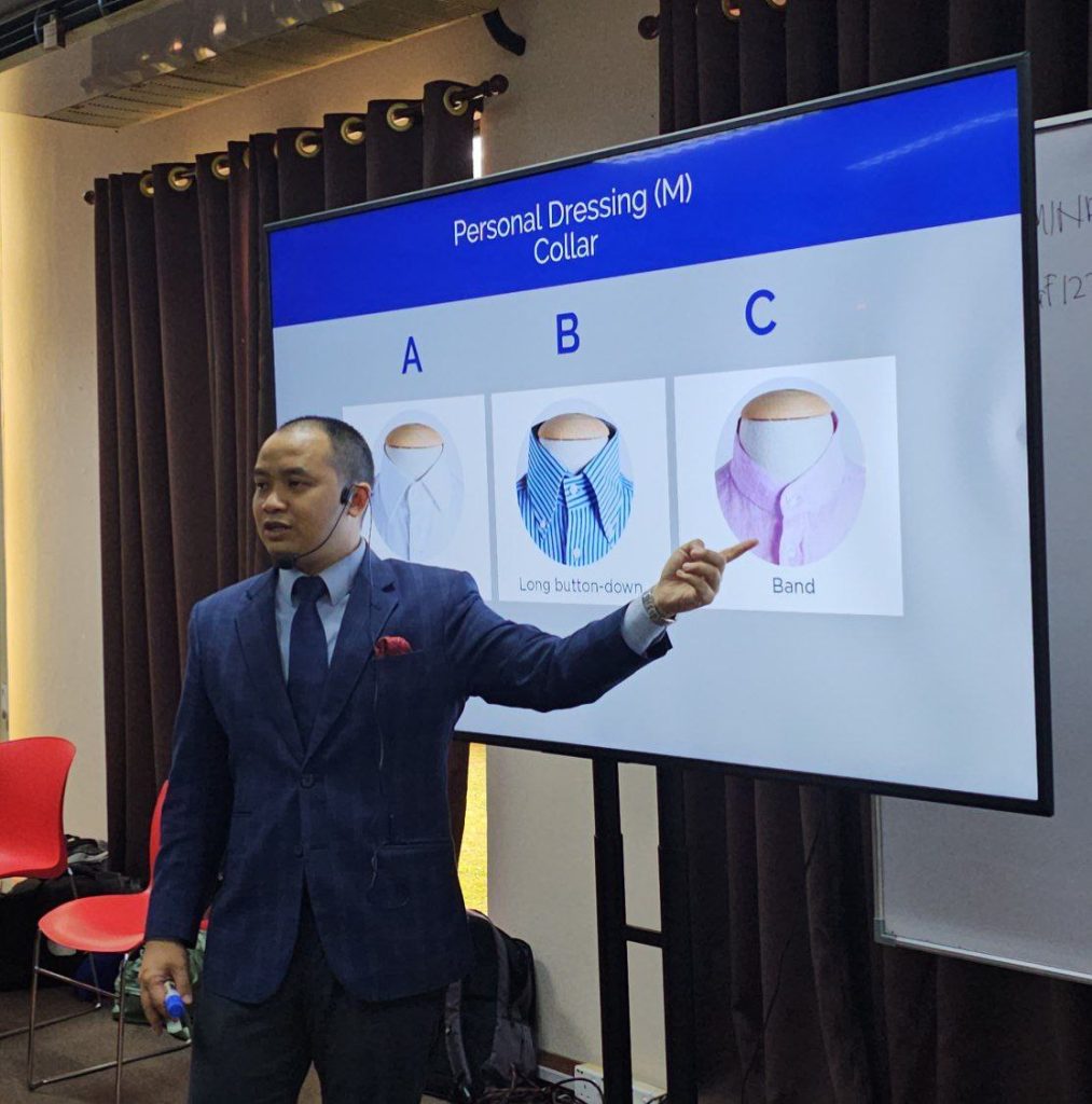 Jurulatih korporat Asnawi Yusof, CEO EliteSkill Training, melatih pemimpin korporat tentang kepimpinan melalui teladan dengan pemakaian profesional.