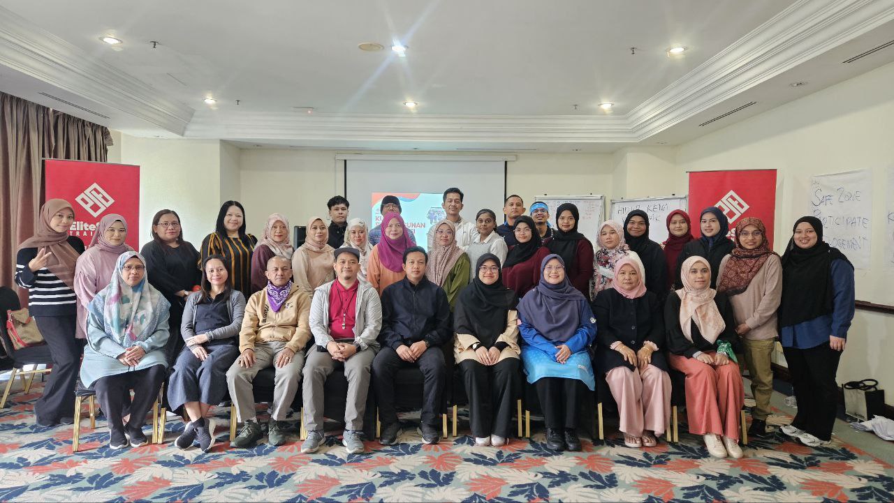 Kumpulan penjawat awam menghadiri latihan pembangunan kompetensi bersama EliteSkill Training di Malaysia
