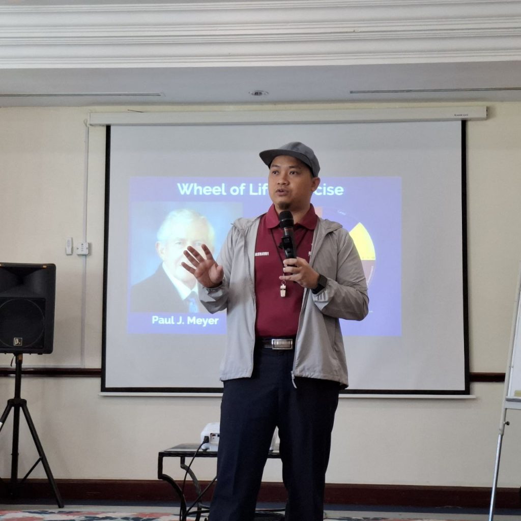 Latihan penjawat awam di Malaysia bersama jurulatih memberi penerangan dalam sesi pembangunan kemahiran