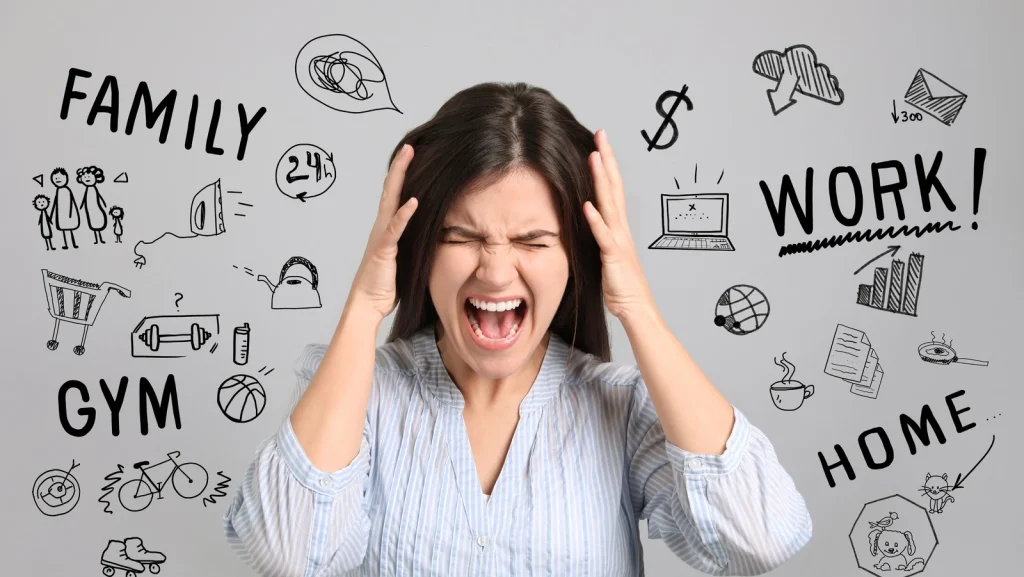 Seorang wanita berkulit cerah menjerit dan memegang kepalanya dengan ekspresi tekanan melampau, dikelilingi oleh lakaran tangan yang mewakili pelbagai tuntutan hidup seperti Keluarga (Family), Kerja (Work), Gim (Gym), dan Rumah (Home). Imej ini melambangkan keperluan untuk mengetahui cara wanita mengurus tekanan dengan sihat akibat bebanan pelbagai peranan.