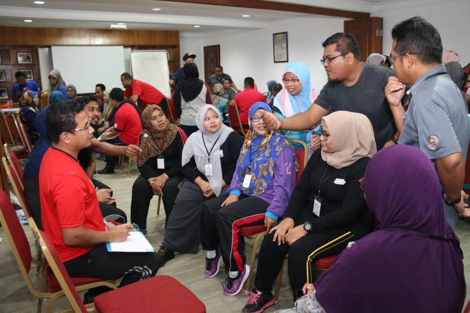 Aktiviti latihan team building syarikat dalam sesi perbincangan berkumpulan