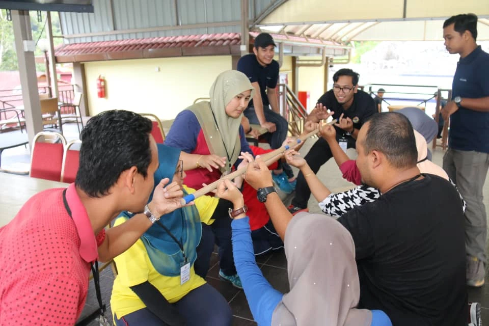 Aktiviti team building syarikat fokus komunikasi dan kerjasama pasukan