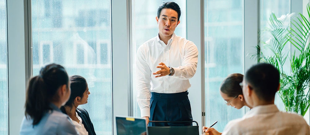 pemimpin-memberi-coaching-dan-leadership-training-kepada-pasukan-kerja