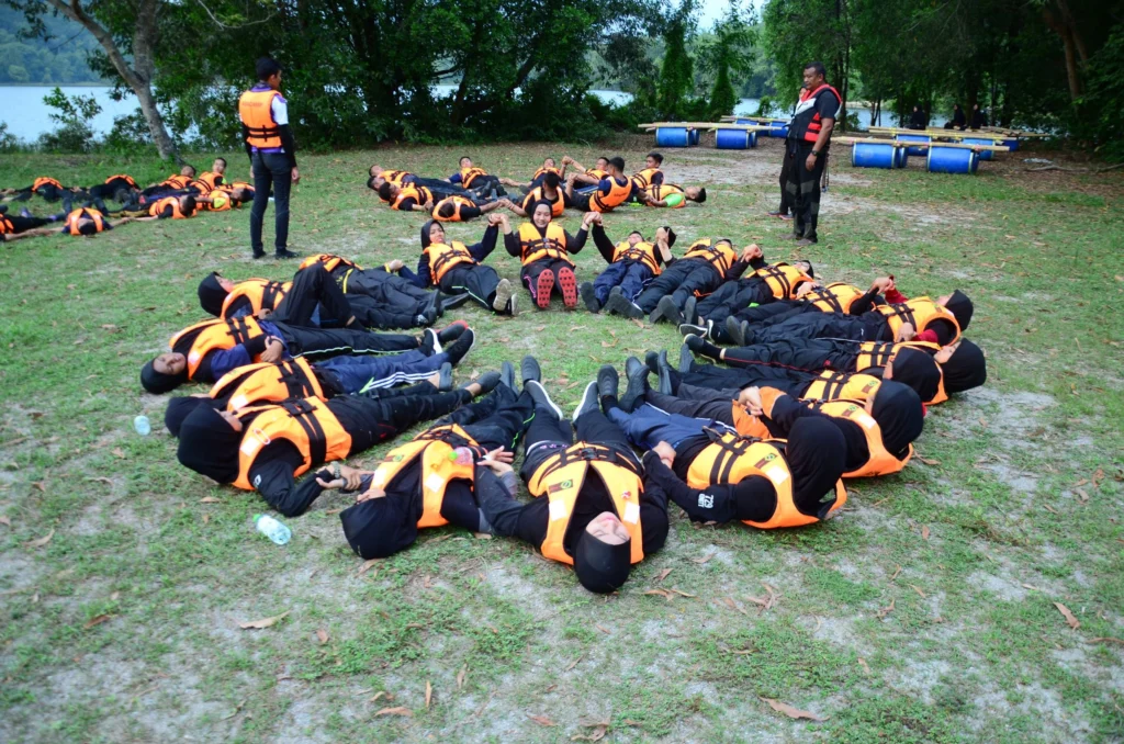 Aktiviti team building outdoor membina kerjasama dan kepercayaan pasukan di Malaysia